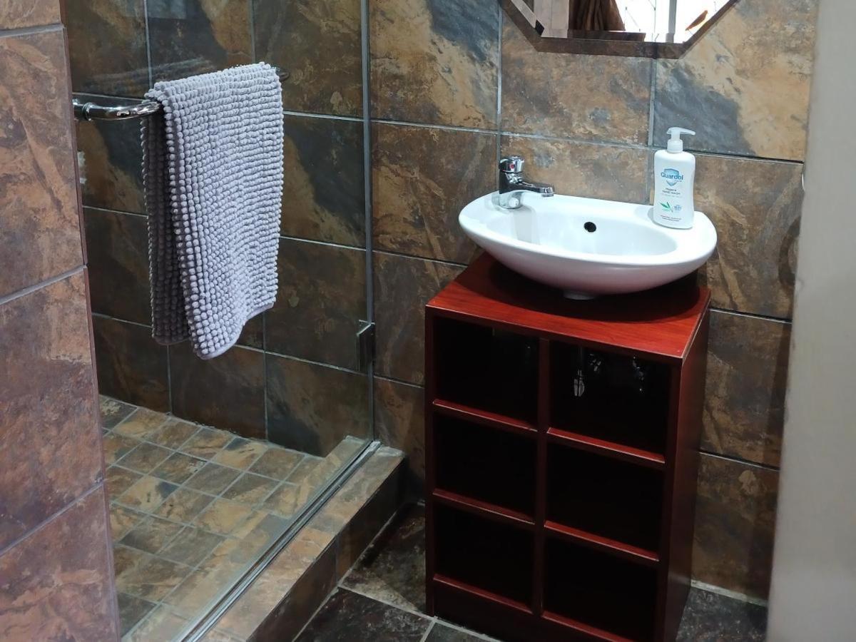 Hotel Blue Sky Manor Roodepoort Zimmer foto