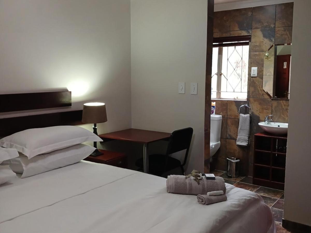 Hotel Blue Sky Manor Roodepoort Zimmer foto